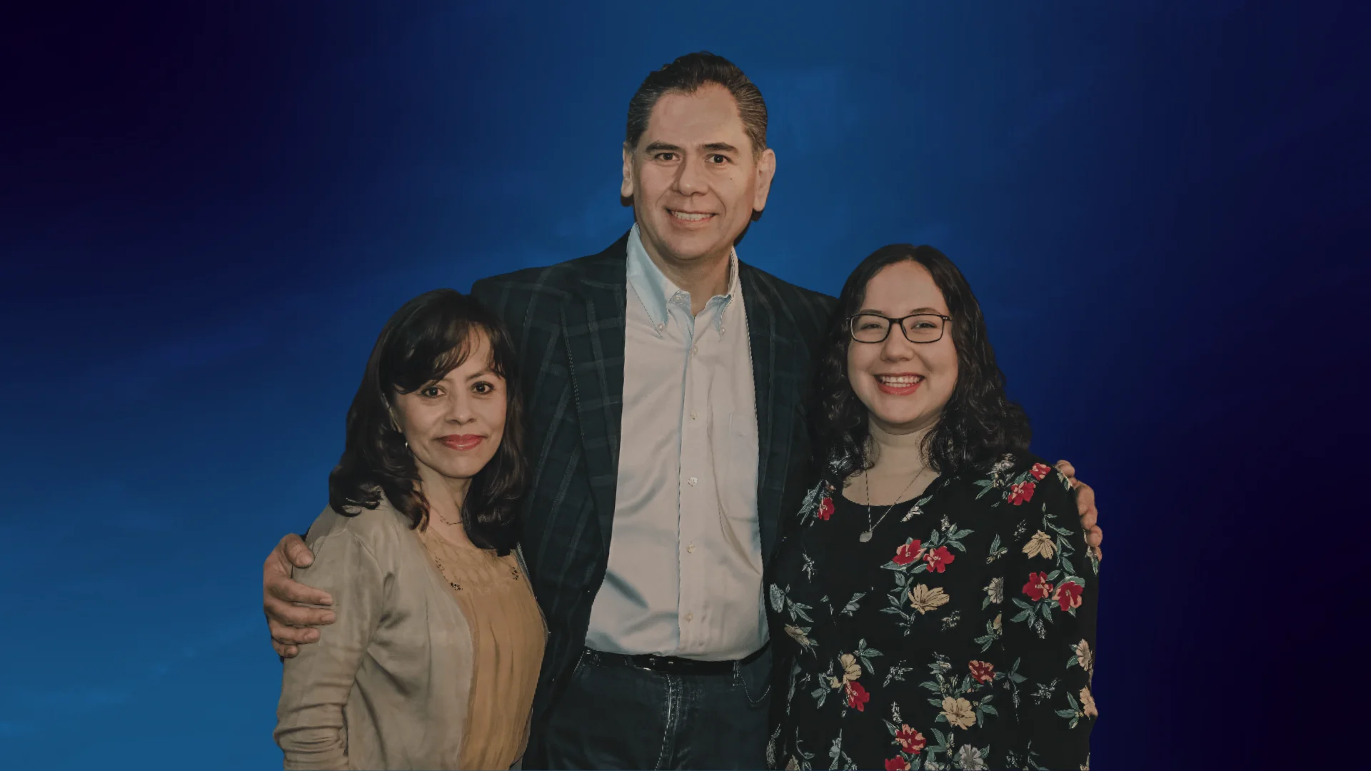 Edgar y Esther Zamarrón junto a Alma Barrera